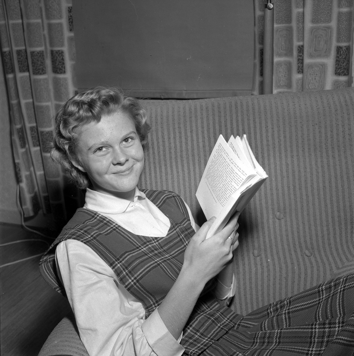 14-årig flicka vinner ÖK:s pristävling.
November 1956.