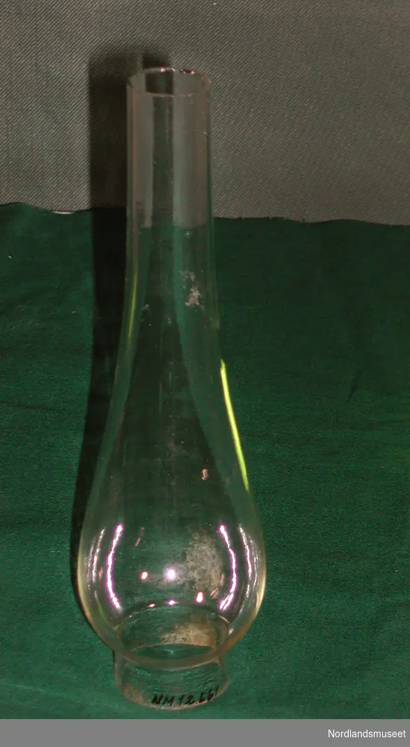 Form: Sylinderformet, buket nederst.
