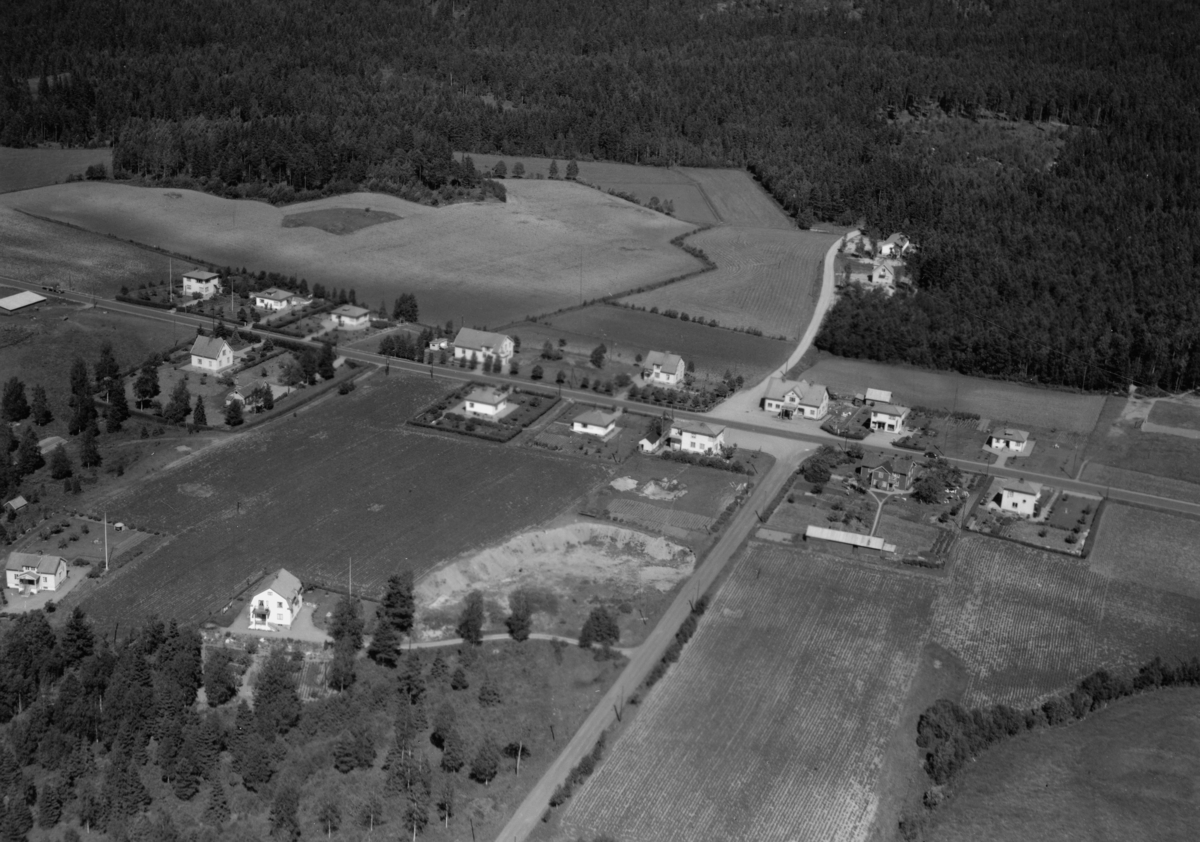 Flygfoto över Barnarp i Jönköpings kommun. Nr N 216.
