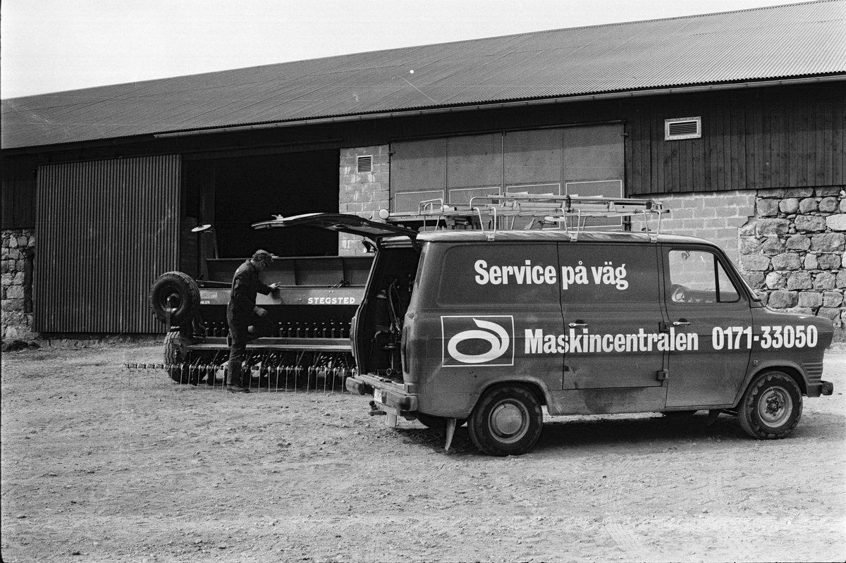 Den nya kombisåmaskinen krånglar, reparatör är på plats, Hacksta gård, Enköpings-Näs socken, Uppland april 1981