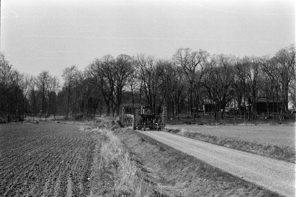 Under landsvägskörning är harvarna hydrauliskt uppfällda, Hacksta gård, Enköpings-Näs socken, Uppland maj 1981