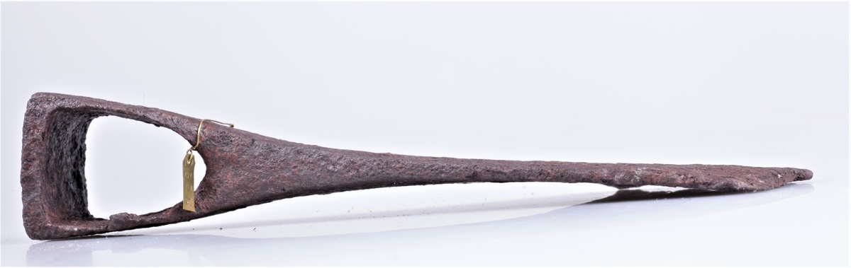 Øks av jern fra yngste vikingtid eller tidlig middelalder funnet på Nedre Hammerstad i Totenvika i 1875-1876. Mulig også ei breiøks av type M. Ganske tynn i bladet fram mot skafthullet.