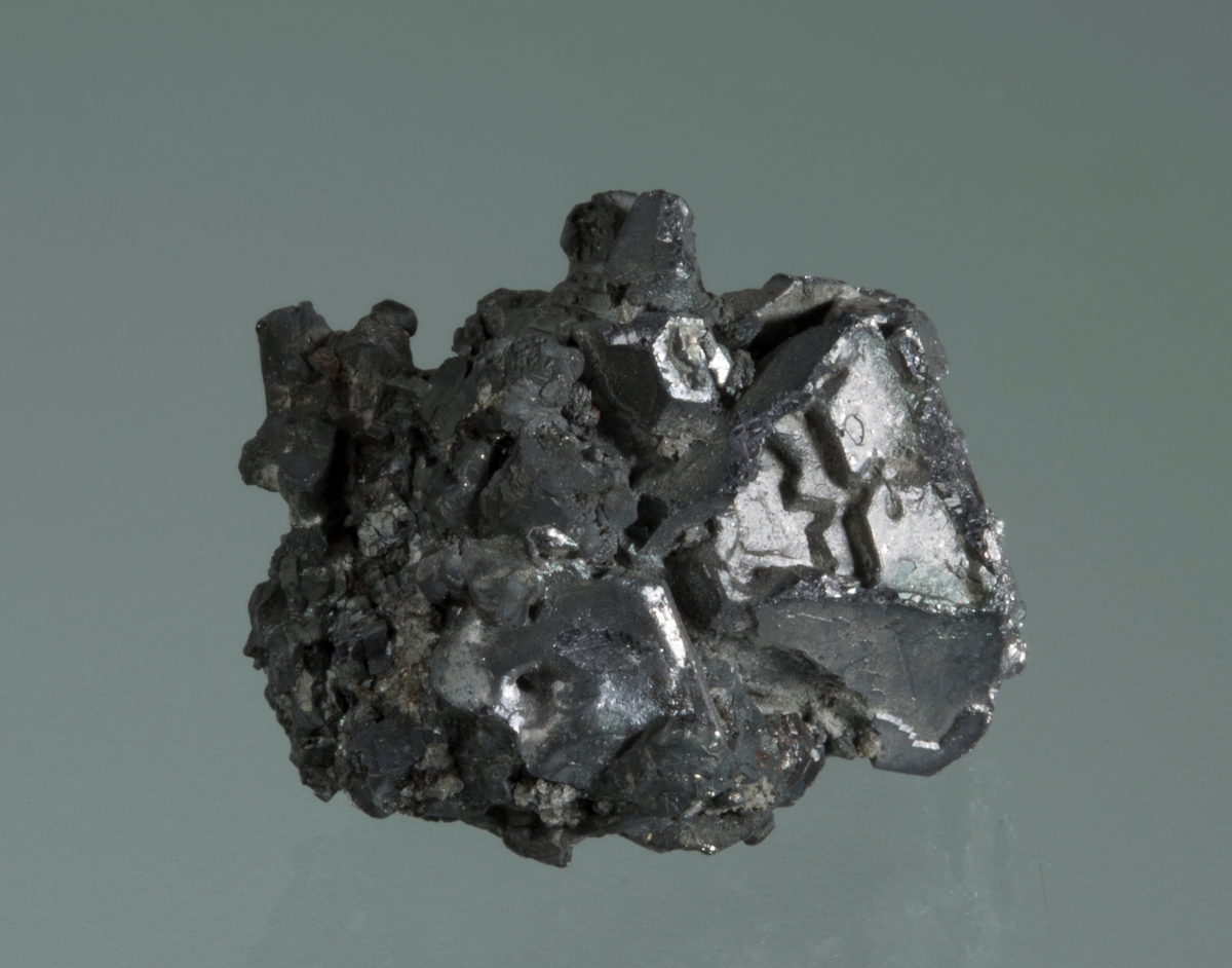 Krystall av blyglans
Vekt: 15,10 g
Størrelse: 2,3 x 1,8 x 1,5 cm