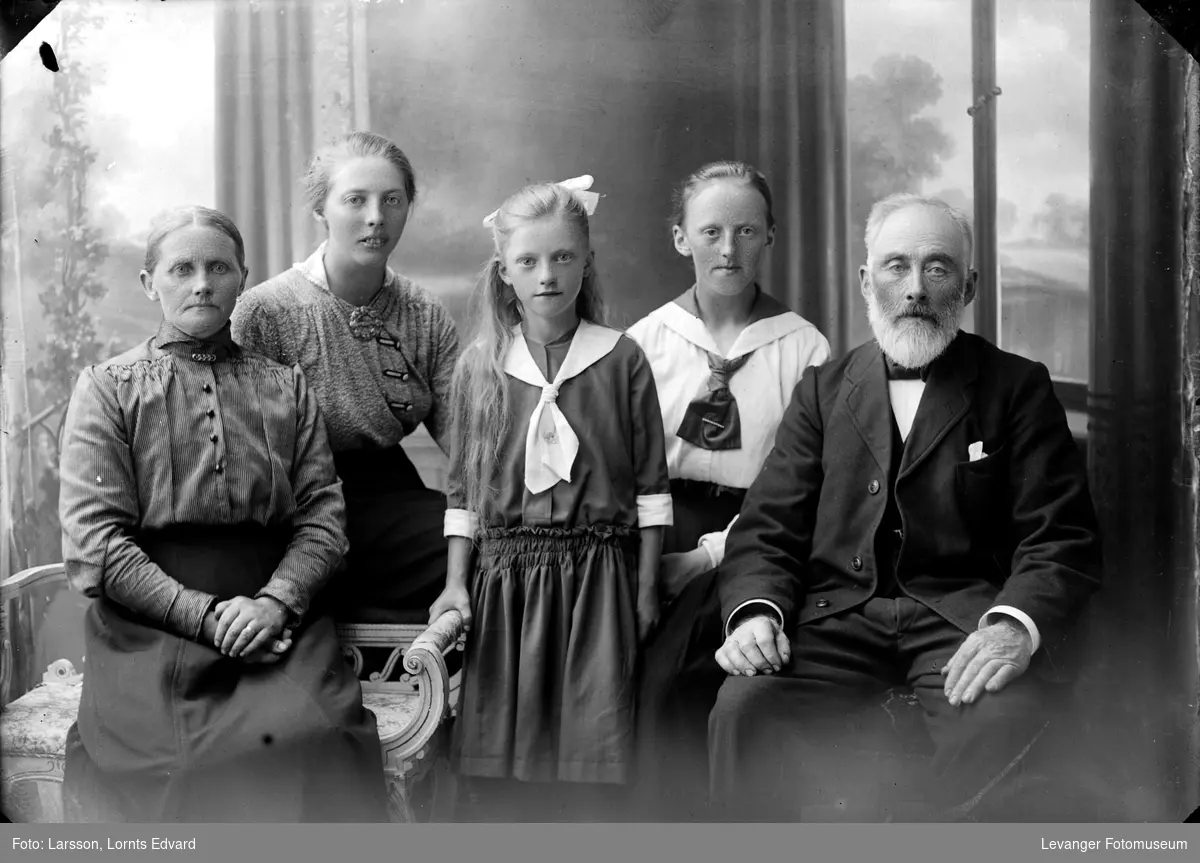 Gruppebilde av familien Anne Sevaldsdtr. Stubskind og folkeskolelærer Svein (Svend) T. Benjaminsen Tolstad, Verdal