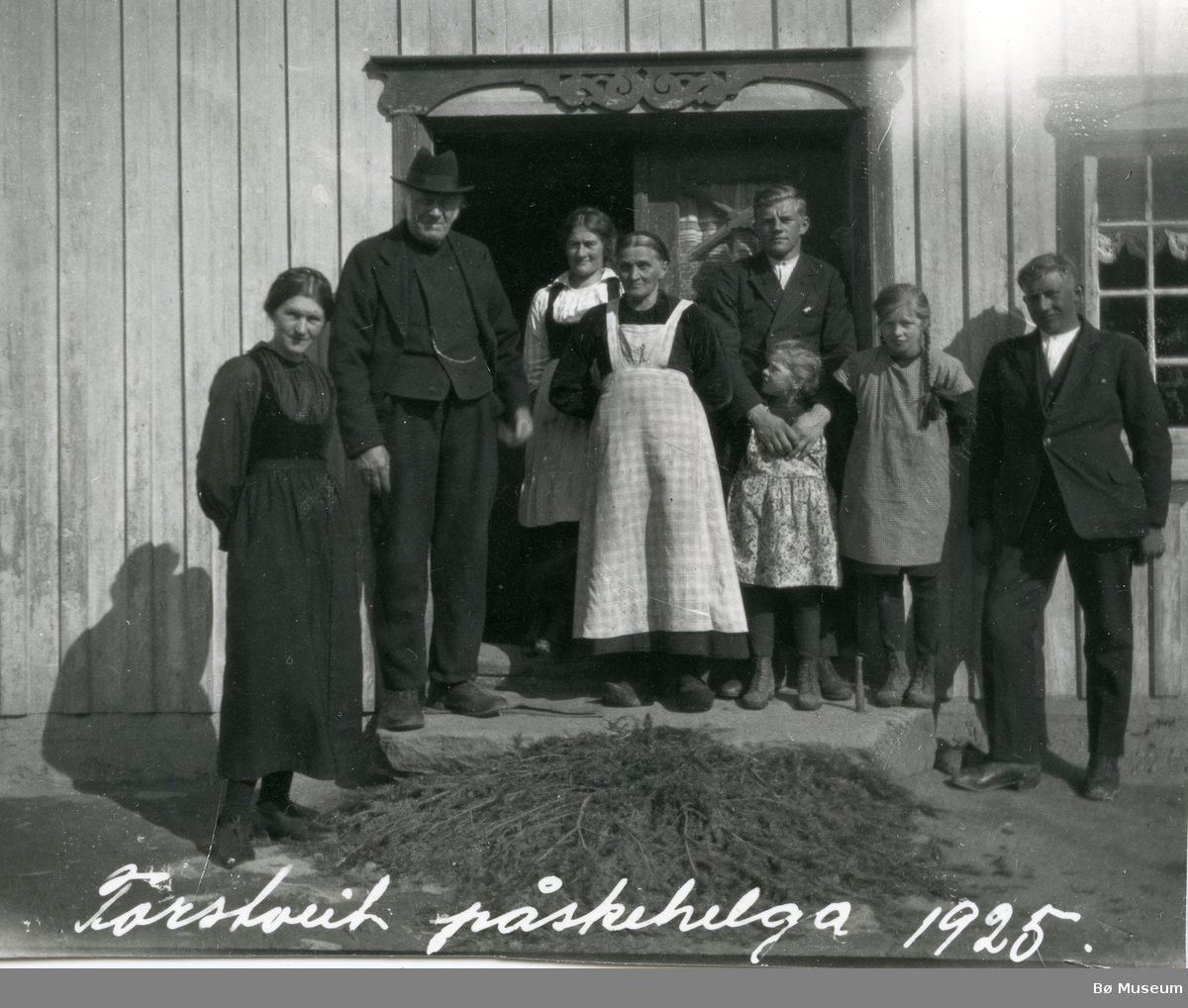 Familiebilete frå Øvre Torstveit, påskehelga 1925. F.v: Gunhild, Olav H., Mari, Aaste, Torjus med Tone framfor, Dårdi og Olav.