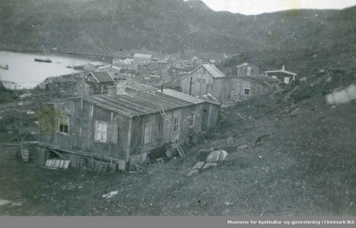 Nordvågen. Gjenreisning. Flere brakker og noen permanente hus. 1947-49.
