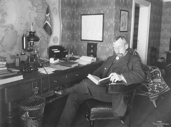 Roald Amundsen sitter og leser på sitt eget kontor i Uranienborg.. Foto/Photo