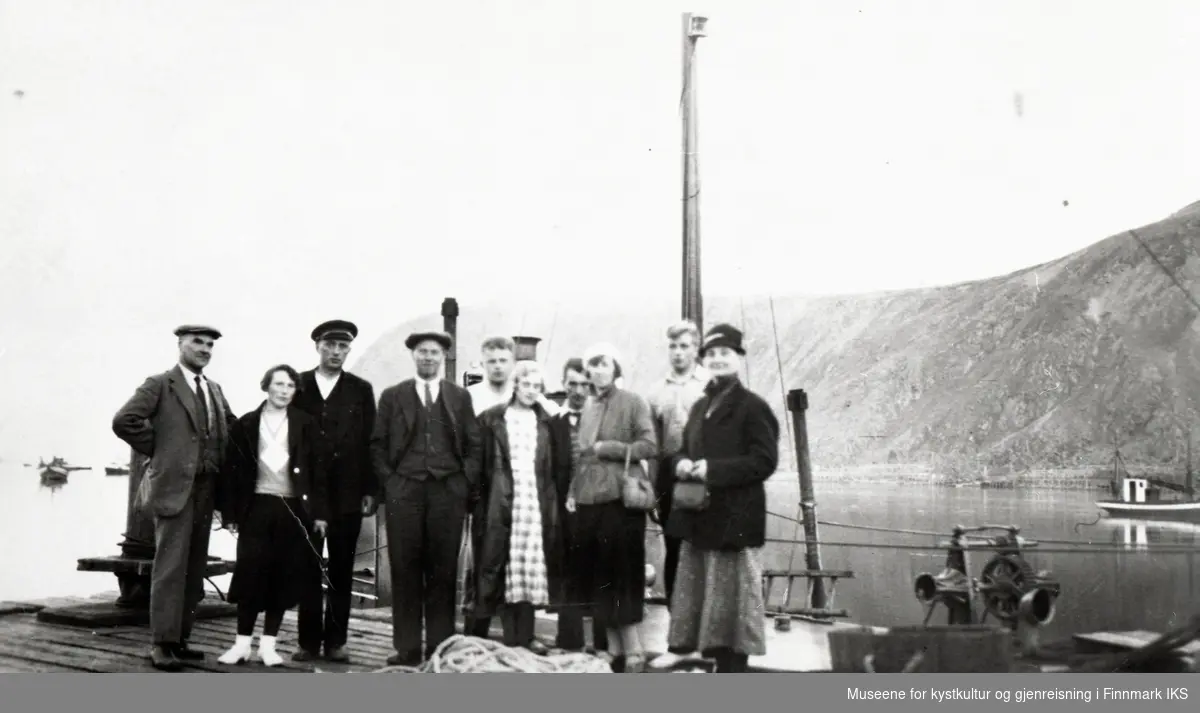 Nordvågen. Gruppebilde på kaia. Laila og Olav Olsen med flere før turen til Nordkapp. 21.07.1934.