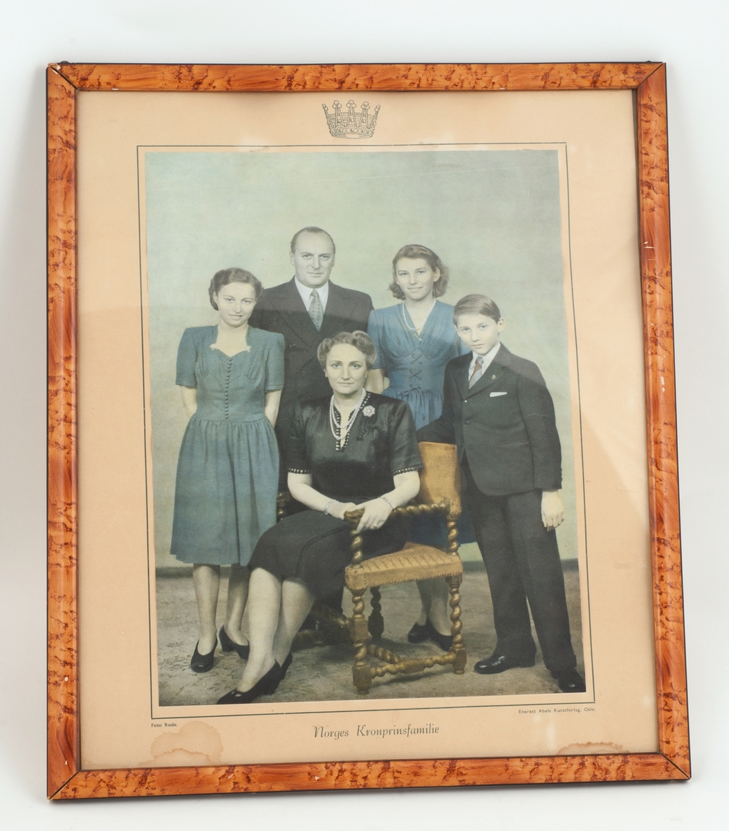 Den norske kronprinsfamilien: Olav og Märtha med barna Ragnhild, Astrid og Harald.