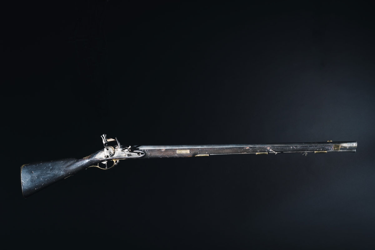 Skeppsgossegevär, 1770-talet (jmf infanterigevär m/1762), med flintlås. Märkt: "SS: BC: Nr 8" samt Tre kronor. Kolven av trä, pipa och mekanism av stål och beslagen av metall. Pipan slätborrad, kaliber 19 mm. Tillhörande stickbajonett.