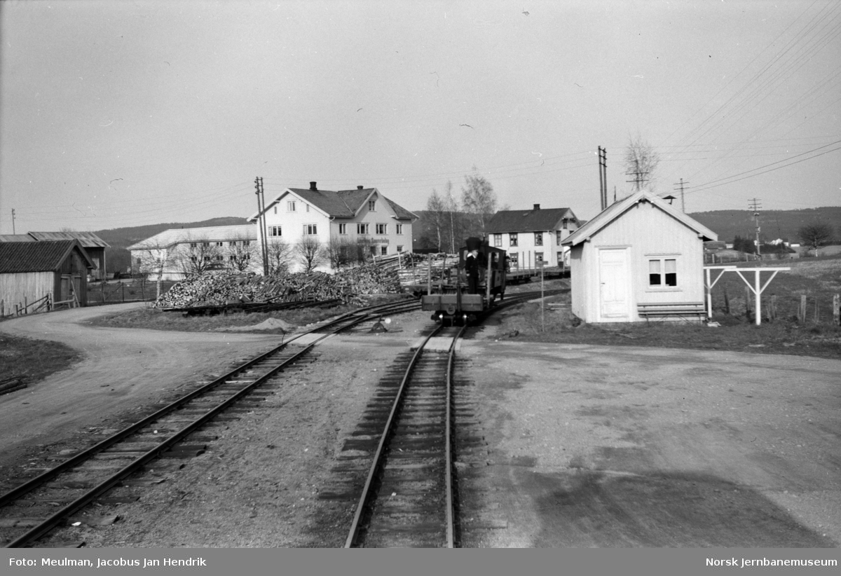 Damplokomotiv type XXIXa nr. 6 Høland skifter på Lierfoss stasjon.  Blandet tog fra Sørumsand til Bjørkelangen, tog 2075.