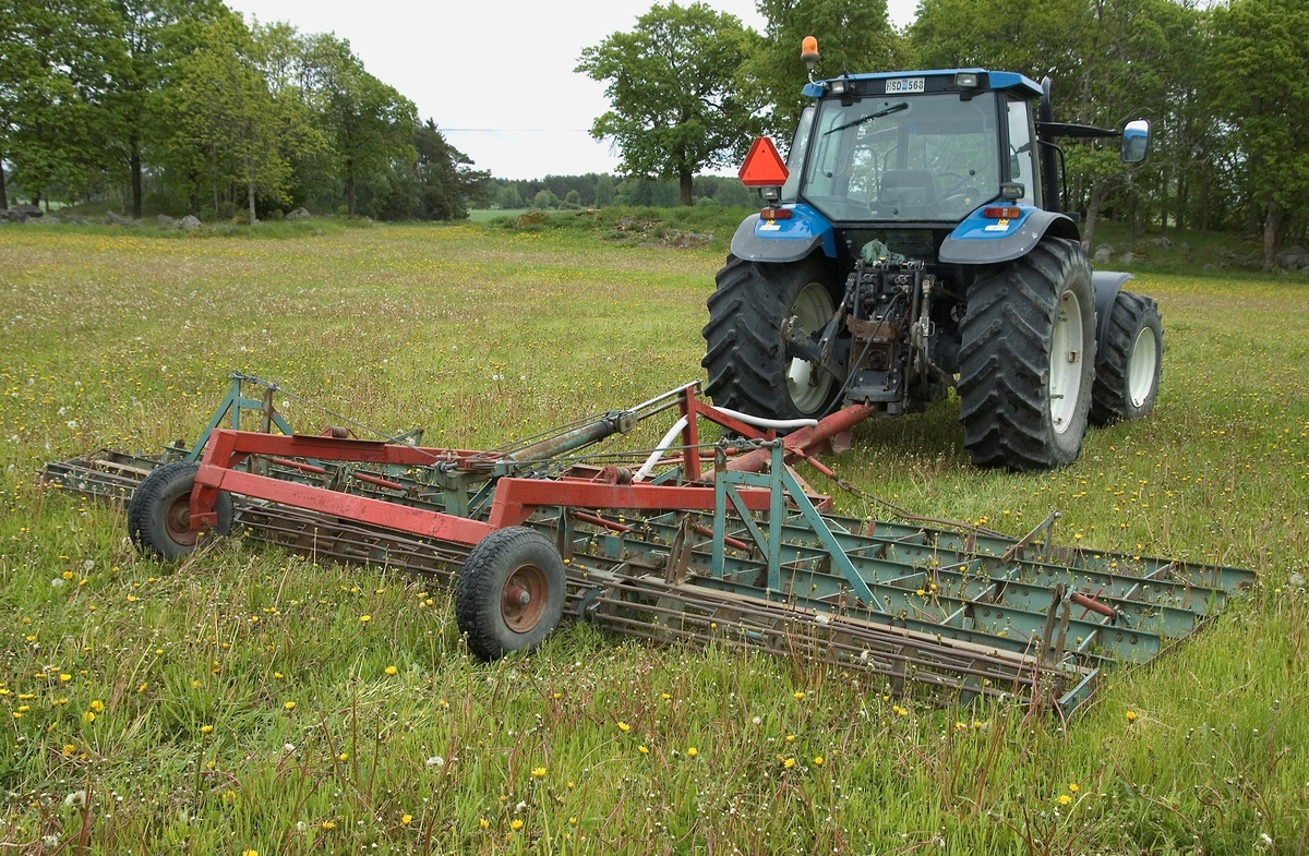 Traktor med Enasladd, Uppland juni 2009