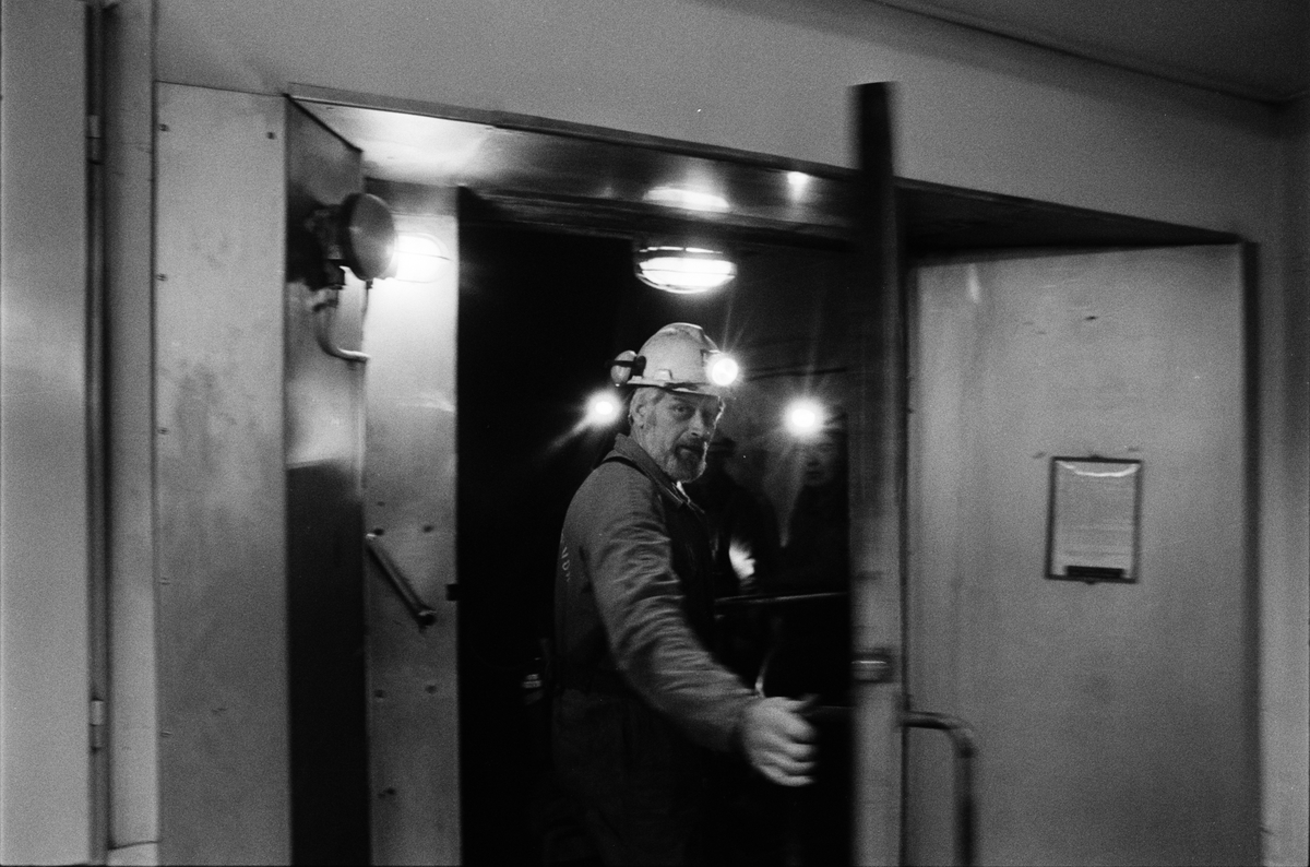 Gruvarbetare Lennart Östergren på väg in i gruvhissen som ska ta honom ner i gruvan, gruvstugan, Dannemora Gruvor AB, Dannemora, Uppland augusti 1991