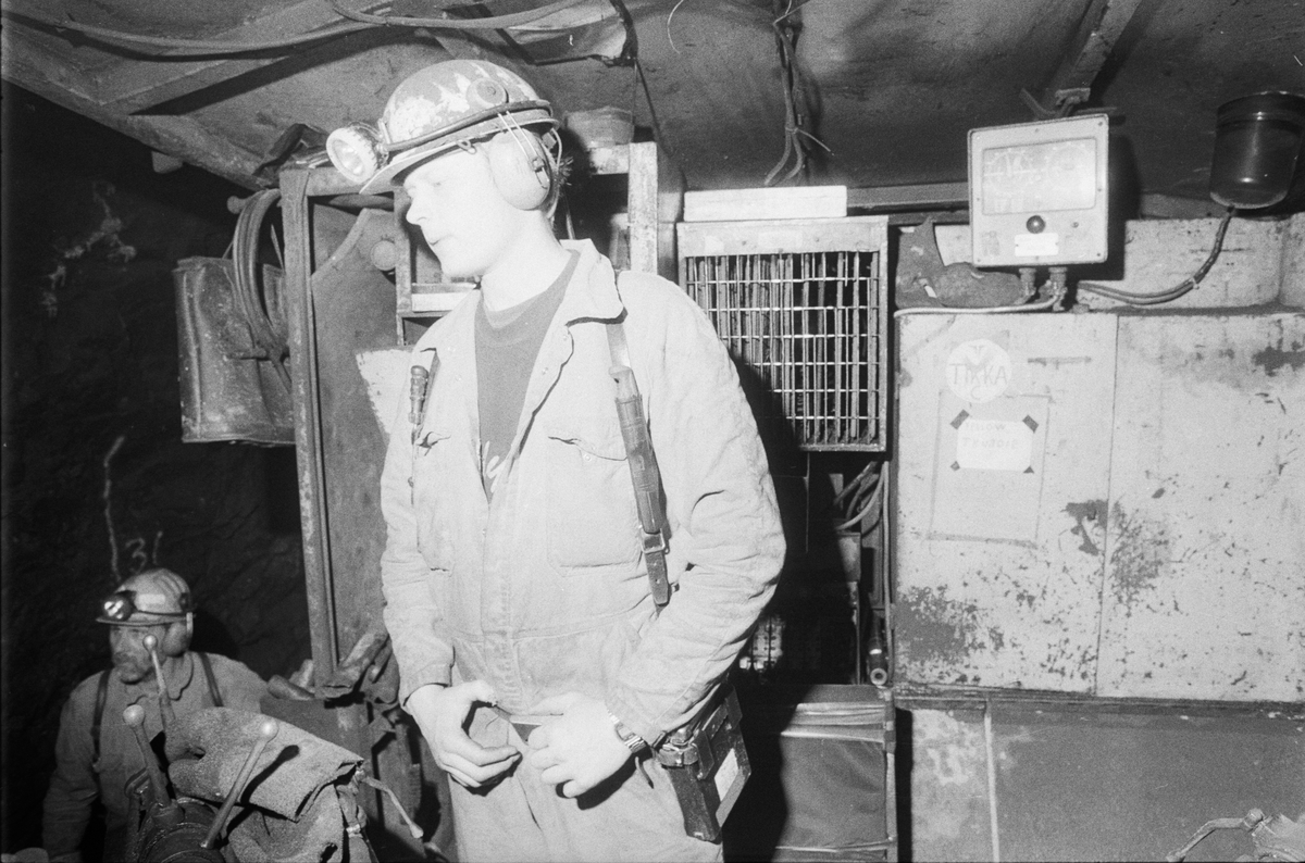 Reparatörerna Åke Lydh eller Torbjörn Palmqvist reparerar ett långhålsborraggregat av märket Koponen på plats, gruvan under jord, 460-metersnivån, Dannemora Gruvor AB, Dannemora, Uppland oktober 1991