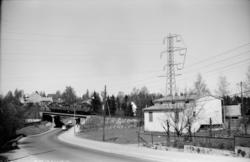 Motorvogntog på Røabanen passerer viadukten over Sørkedalsve