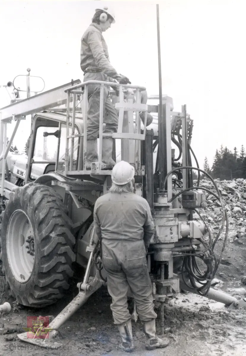 Hydrorigg montert på traktor BM Volvo i aksjon i Akershus i juli 1974. Det ble i alt produsert 5 slike rigger og de representerer en viktig milepel i utviklingen av mekaniserte borrigger. (Kilde: Grunnboringsutstyr 1960-2000, rapport nr. 255  teknologiavdelingen SVV)