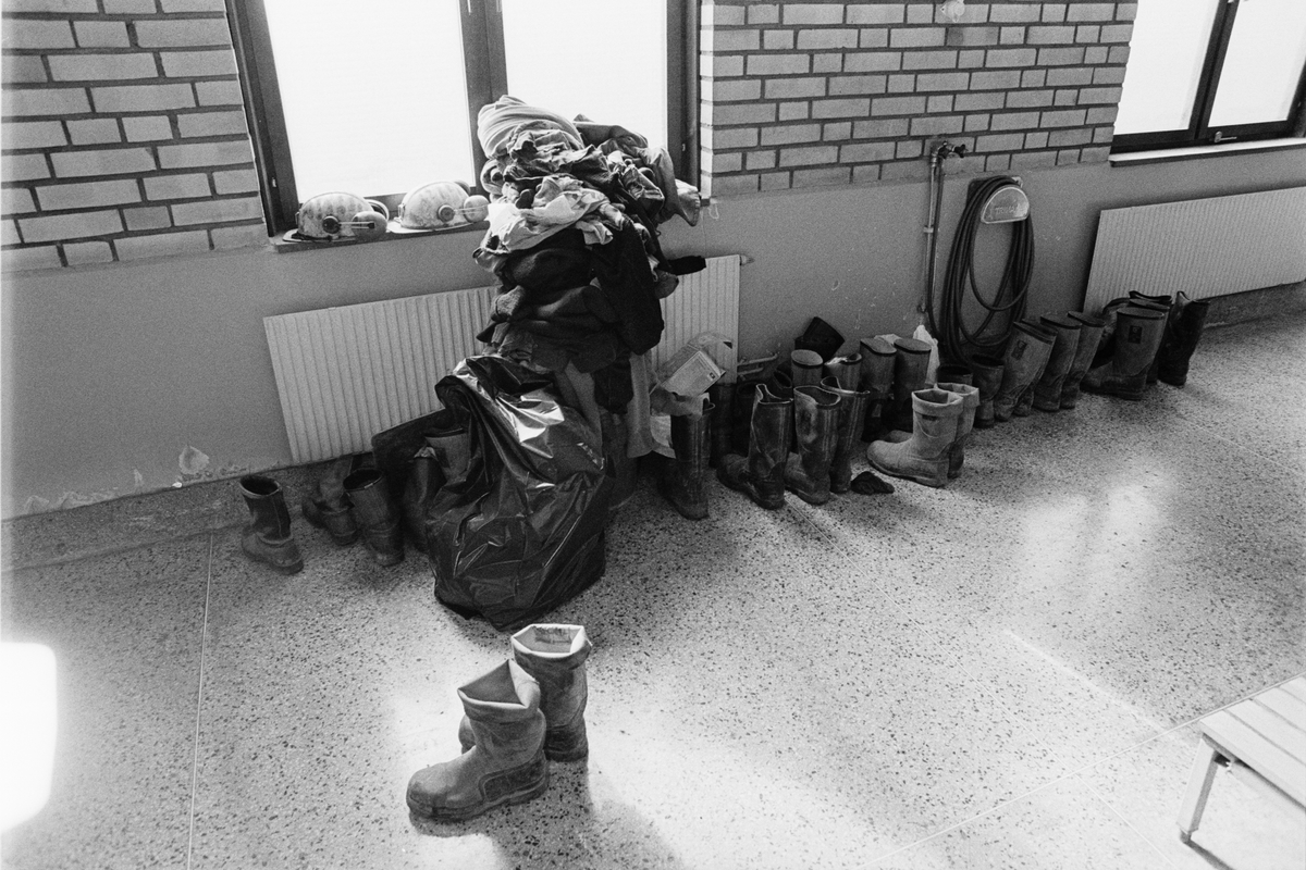 Den sista arbetsdagen - kläder och stövlar, omklädningsrummet, gruvstugan, Dannemora Gruvor AB, Dannemora, Uppland 31 mars 1992