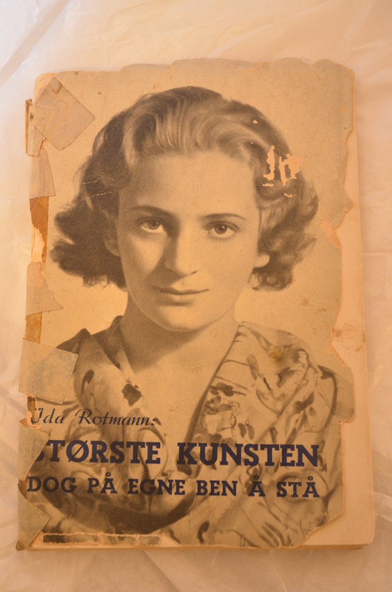 Bok av norsk-jødiske Ida Rotmann med tittelen "Største kunsten dog på egne ben å stå", utgitt på eget forlag, Oslo 1939. Falmet omslag (med bilde av forfatteren på forsiden). Boken er en esksistensiell novellesamling med sterke selvbiografiske trekk.