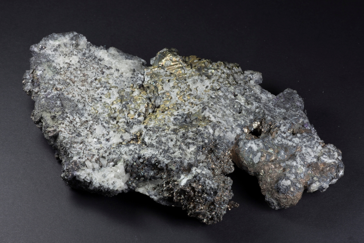 Sølv, krystallflater og tråder, kvarts og bergkrystall, pyritt xls, fiolett flusspat.
Vekt: 2713,16 g

rev. 4/11