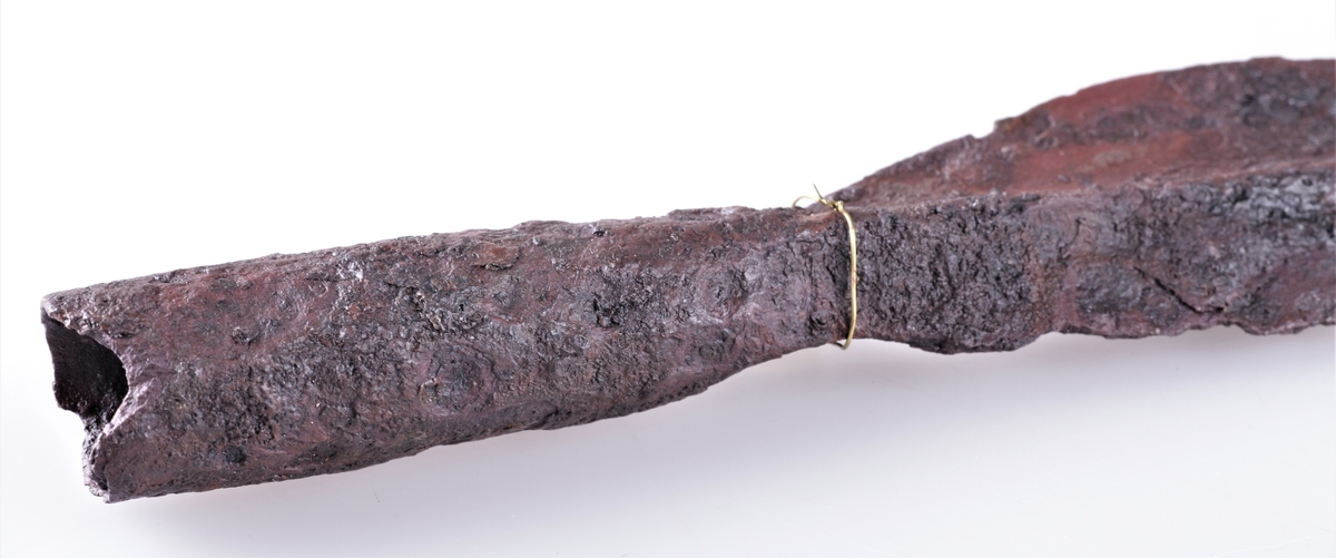Spydspiss i jern fra yngre romersk jernalder funnet i gravhaug ved østre Lae i 1846