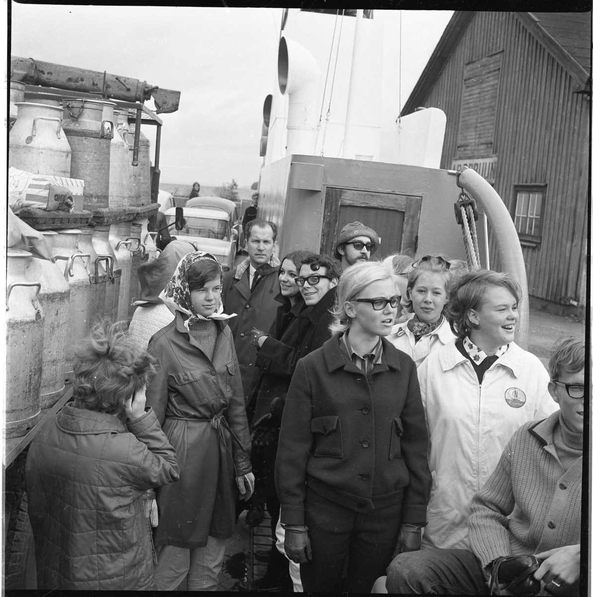 Elever vid Grännaskolan ombord på bilfärjan Brahe för en utflykt till Visingsö under ledning av fritidsintendent Erik Oddbjörn som står längst bak. Till vänster står ett släp med mjölktunnor.
