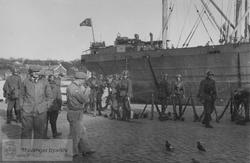 Tyske tropper mottar utstyr fra skip ved Skagenkaien