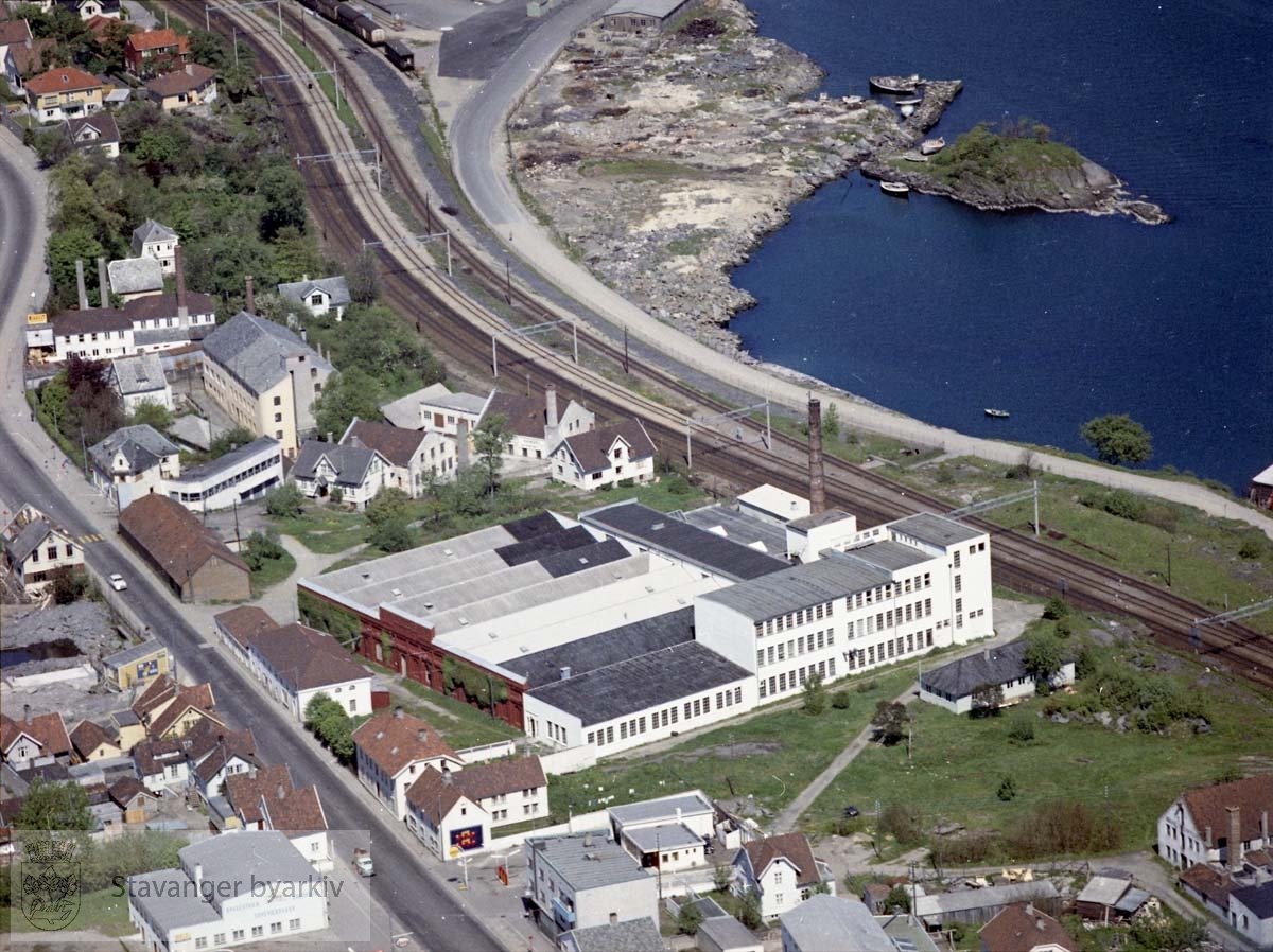 Sentralt i bildet Hillevaag og Olte Fabrikker (senere: Teknisk byrå)..Bebyggelse for øvrig ved Hillevågsveien, Hamneveien, Mølleveien, øverst til venstre Skjærabergveien..Øverst til høyre jernbanen, Consul Sigvald Bergesens vei, Hillevågsholmen, Gandsfjorden