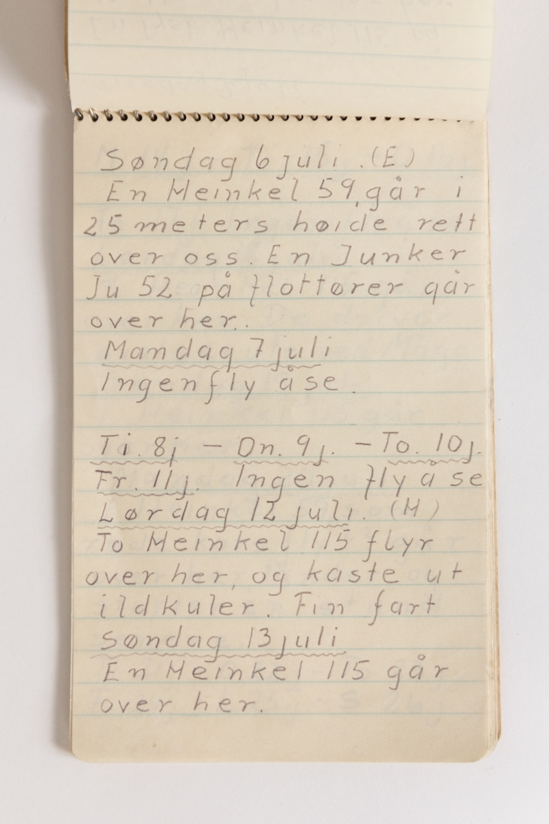 Notatbok av Gunnar Didriksen med  nedtegnelser over båt- og flytrafikk i Harstad sommeren 1942 med tegninger 