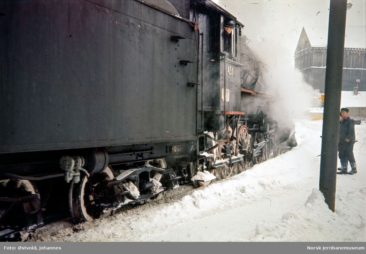 Damplokomotiver type 31b nr. 451 i snøryddingstjeneste på Havnebanen i Oslo.