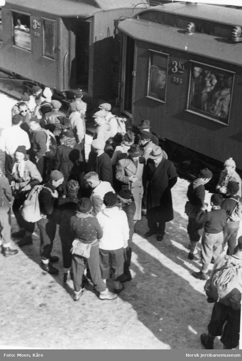 Reisende ved et persontog på Kongsberg stasjon.