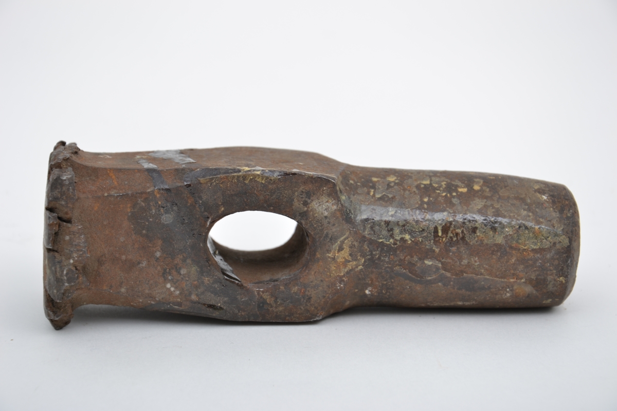 Hammerformet verktøy i stål som i forbindelse med smiing settes på arbeidsstykket og slås på med en annen hammer  - for å tilvirke en avrundet ende.