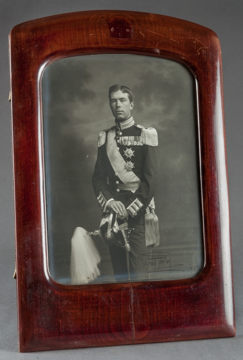 Fotoporträtt i ram, föreställande kronprins Gustaf Adolf.