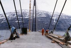 Bygging av Helgelandsbrua  i Nordland 1991
