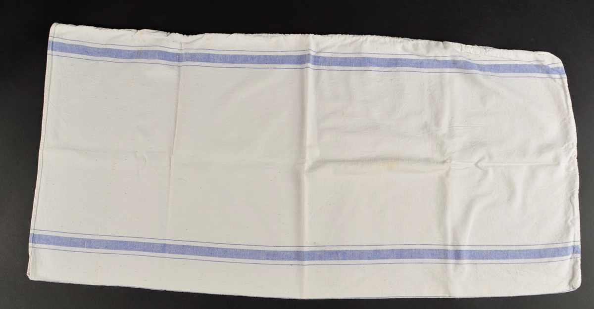 Putetrekk i kvit bomull med innvove blåe striper. Opning i eine kortenda.