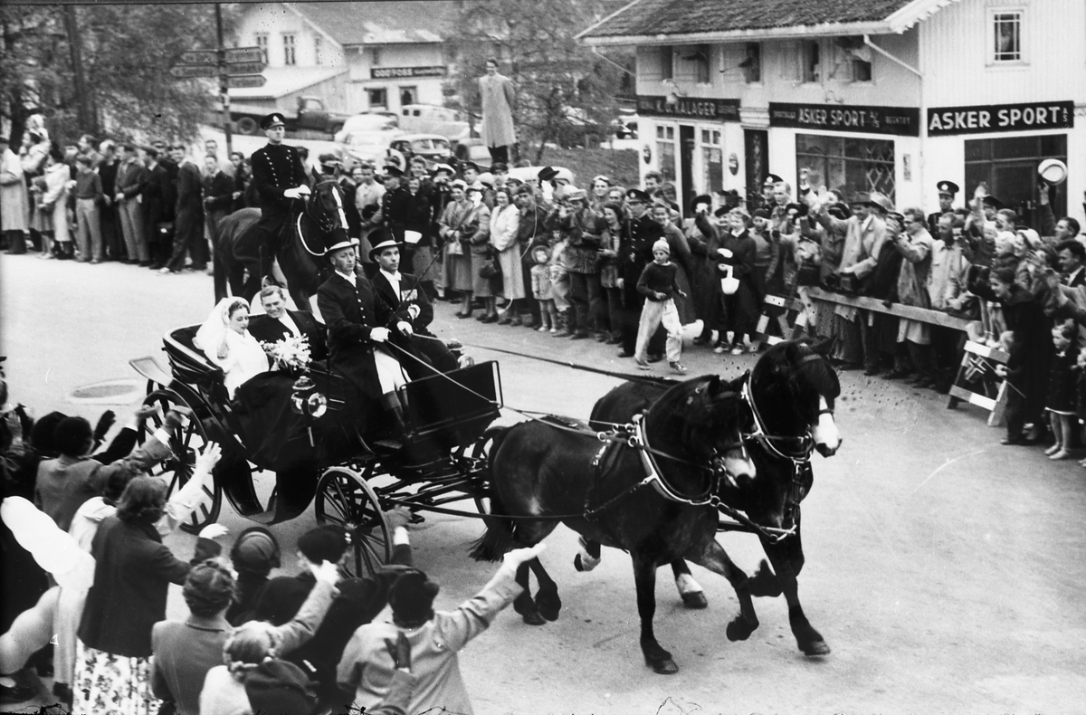 To avfotograferte bilder fra bryllupet til Prinsesse Ragnhild og Erling Lorentzen. Bildene er av hesteekvipasjon på veg fra kirken med Ottar Markeng, som var befal ved Hærens Hestskole på Starum, som kusk.