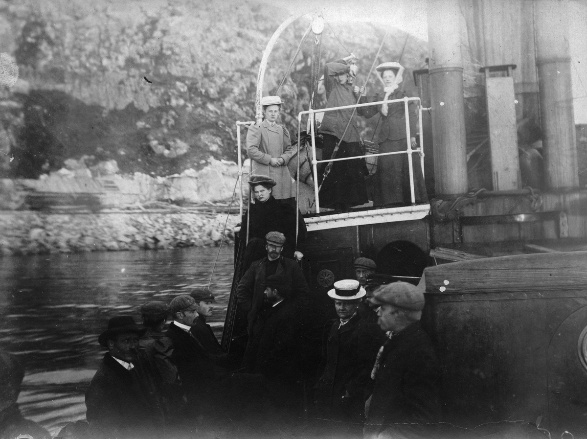 Et selskap av kvinner og menn på en båt, hjemtur fra Pechenga 1908.