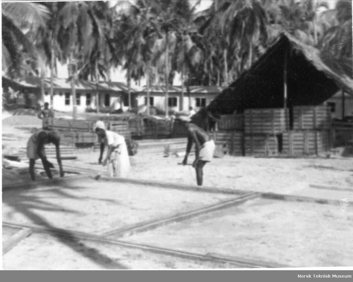 Norsk u-hjelp i Kerala i India, 1957, garn utlagt på sanden til tørking