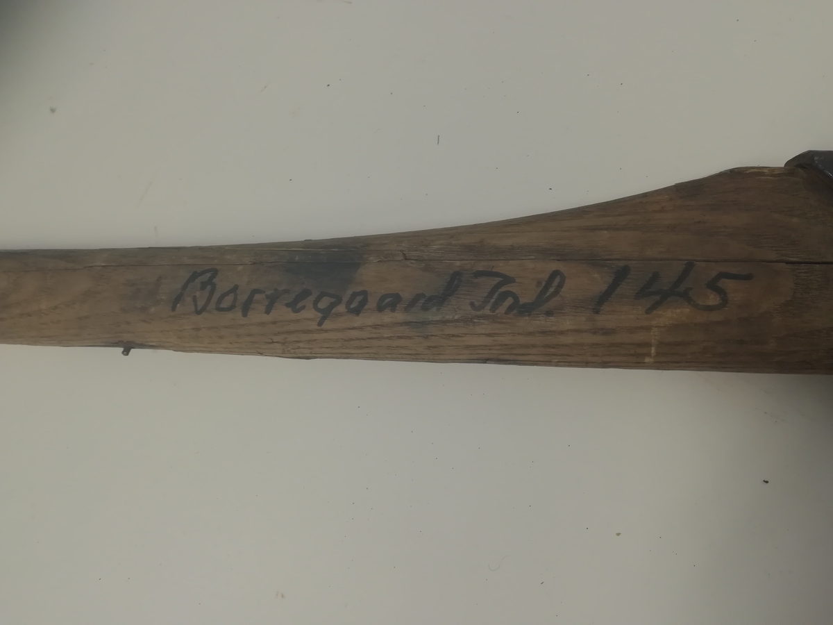 Merkeøks for A/S BorregaardMerkeøksene ble brukt av tømmermålere til merking av tømmer. Tømmermåling var et mannsdominert yrke. 