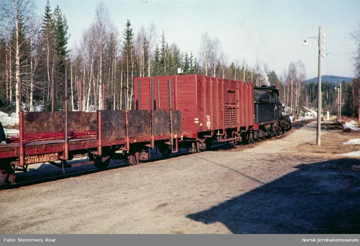 Damplokomotiv type 21b nr. 225 med godstog til Rødberg på Lampeland holdeplass.