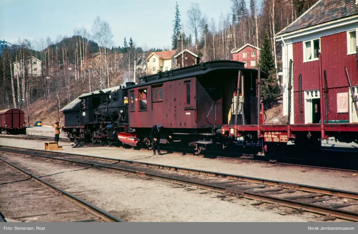 Damplokomotiv type 21b nr. 225 skifter sammen godstoget til Kongsberg på Rødberg stasjon.