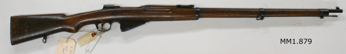 Gevär, Nagants 8 mm, repeter-, försöksmodell /1888, med sabelbajonett. Kolven av trä, pipa och mekanism av stål. Beslagen av järn. Vapnet märkt: "Brevet Nagant 112" (Belgiskt). Geväret utlämnades år 1888 på försök till Belgiska karabinjärregementet. men antogs aldrig.
Serienummer 112.