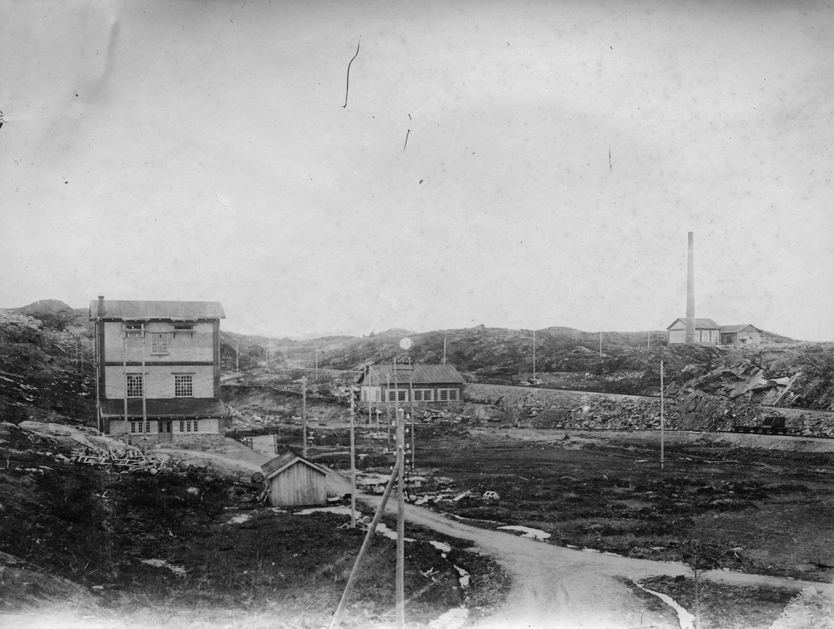 Gruveområdet sett fra gruvekontoret, Transformatorstasjonen til venstre i bildet, Bjørnevatn 09.10.1910.
