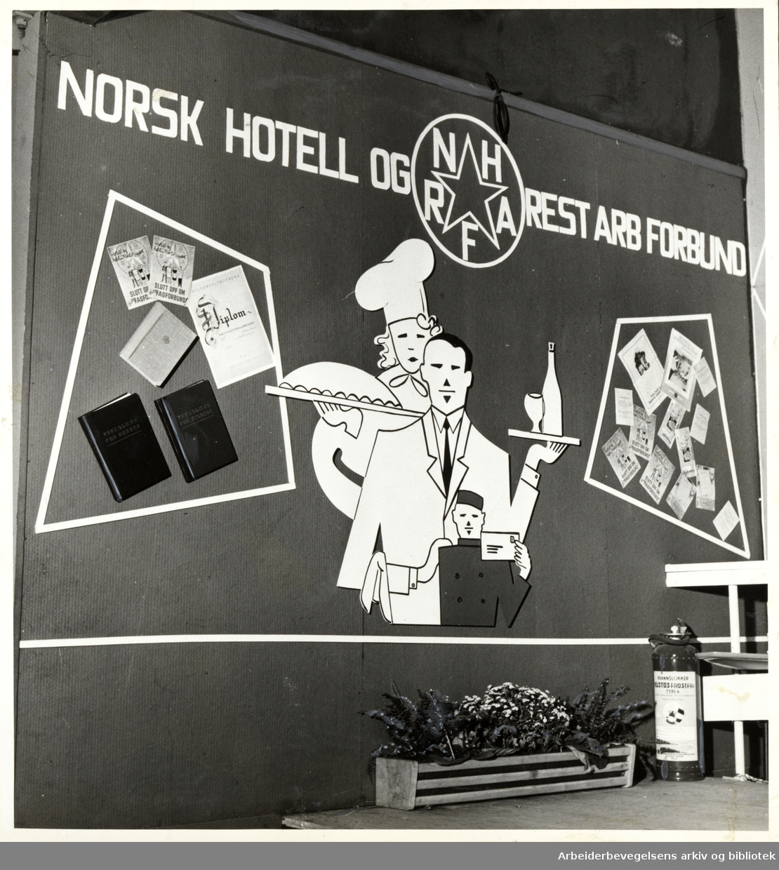 Norsk hotell- og restaurant arbeiderforbund. Tekst i album: Forbundets stand på den store Reiselivsutstillingen i Oslo i september, oktober 1956, som Norsk Hotell og Restaurant- forbund arrangerte på Akershus området.