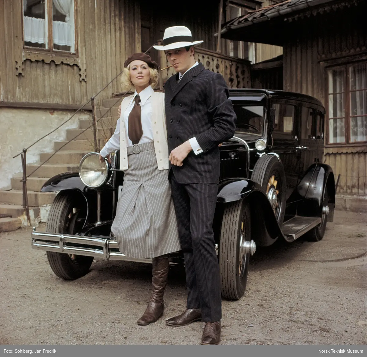 En kvinnelig og en mannlig modell viser høstmote. Fra en serie fotografier publisert i Det Nye 26.6.1968 til motereportasjen "Bonnie & Clyde".