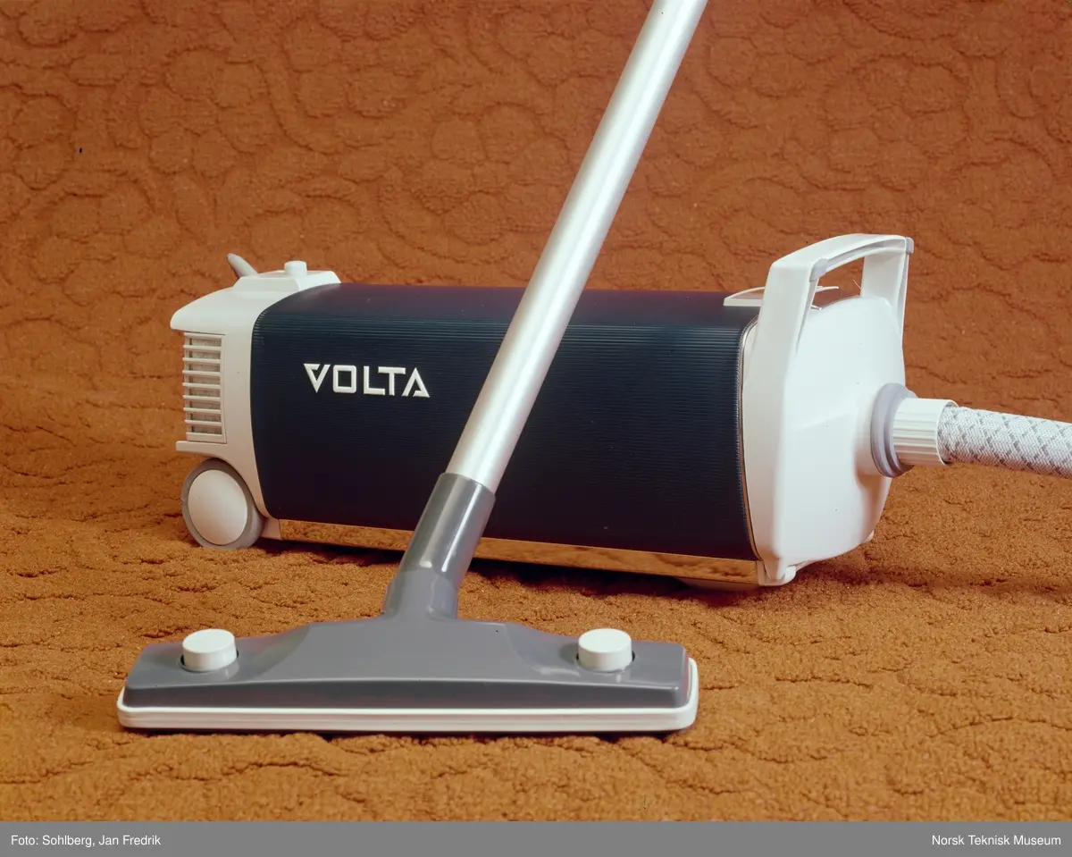 Reklamefoto av en rød støvsuger av merket Volta. En Reklamefoto av en rød støvsuger av merket Volta. En