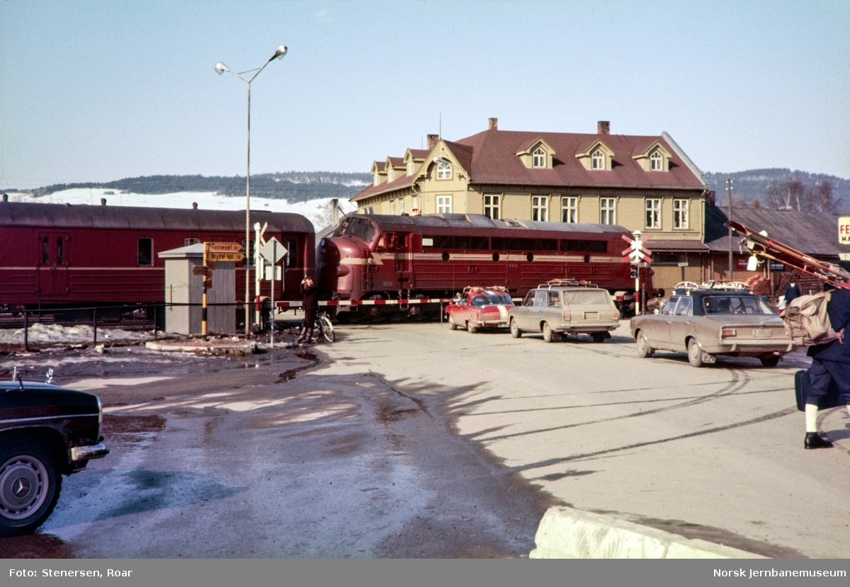 Diesellokomotiv type Di 3 nr. 641 med dagtoget fra Oslo Ø til Trondheim over Røros, tog 301, på Tynset stasjon.