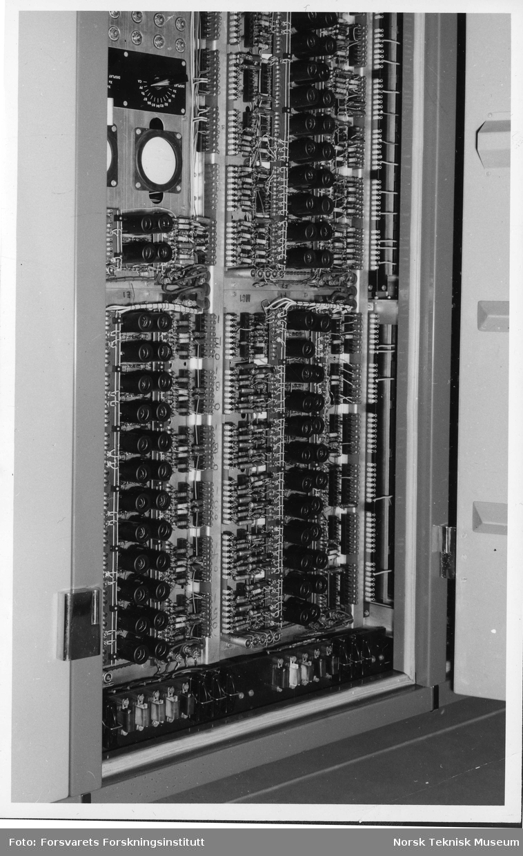 Fra datarommet ved Forsvarets Forskningsinstitutt på Kjeller, 1957. 
