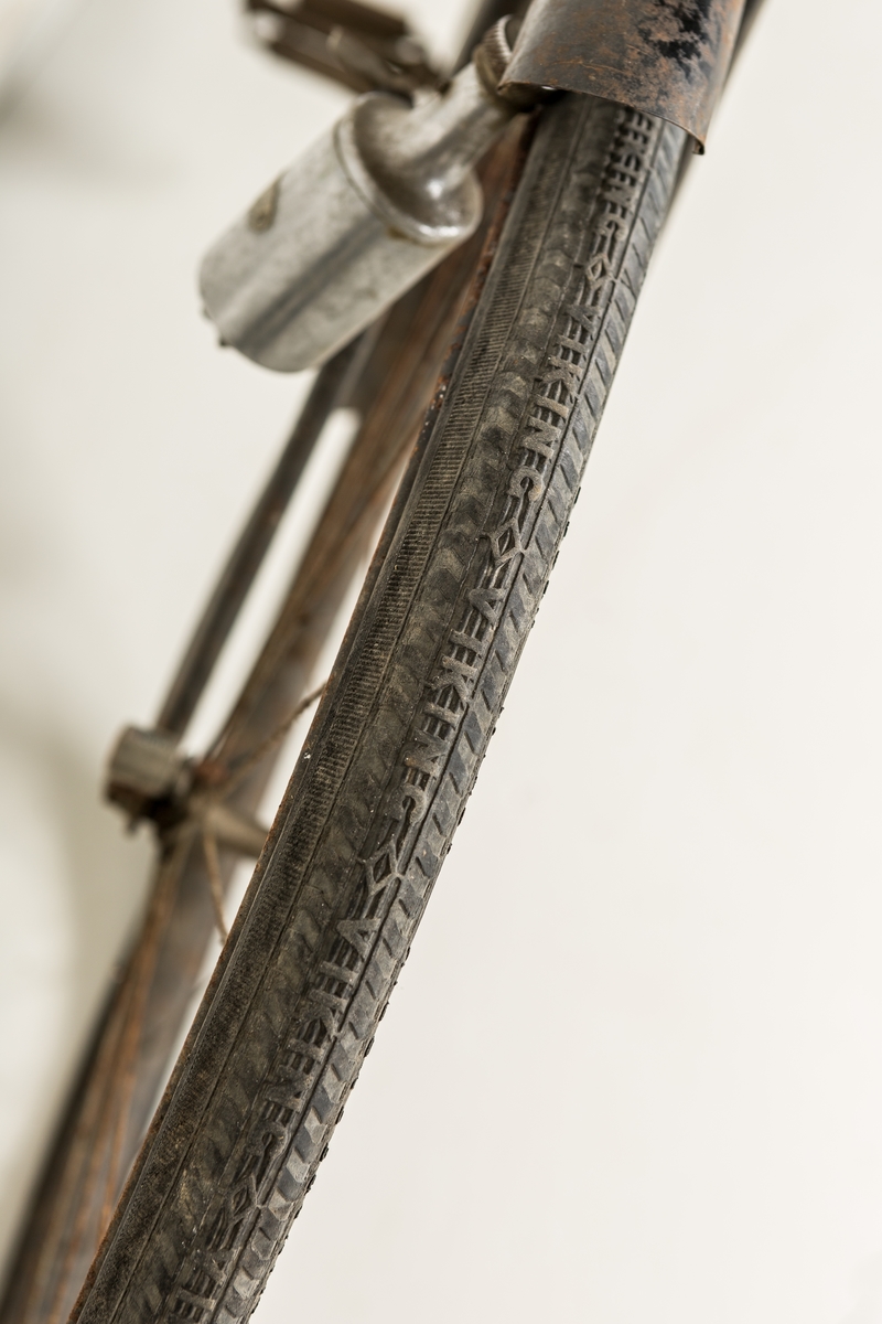 Svartlakkert sykkel uten gir med mørkebrunt lærsete med to kraftige fjærer. Sykkelen er i tillegg utstyrt med  håndbrems, ringeklokke, baklykt og bagasjebrett. På setestaget er det festet en liten trekantet  lærveske til oppbevaring av lappesaker. Sykkelen er utstyrt med svarte vikingdekk.
