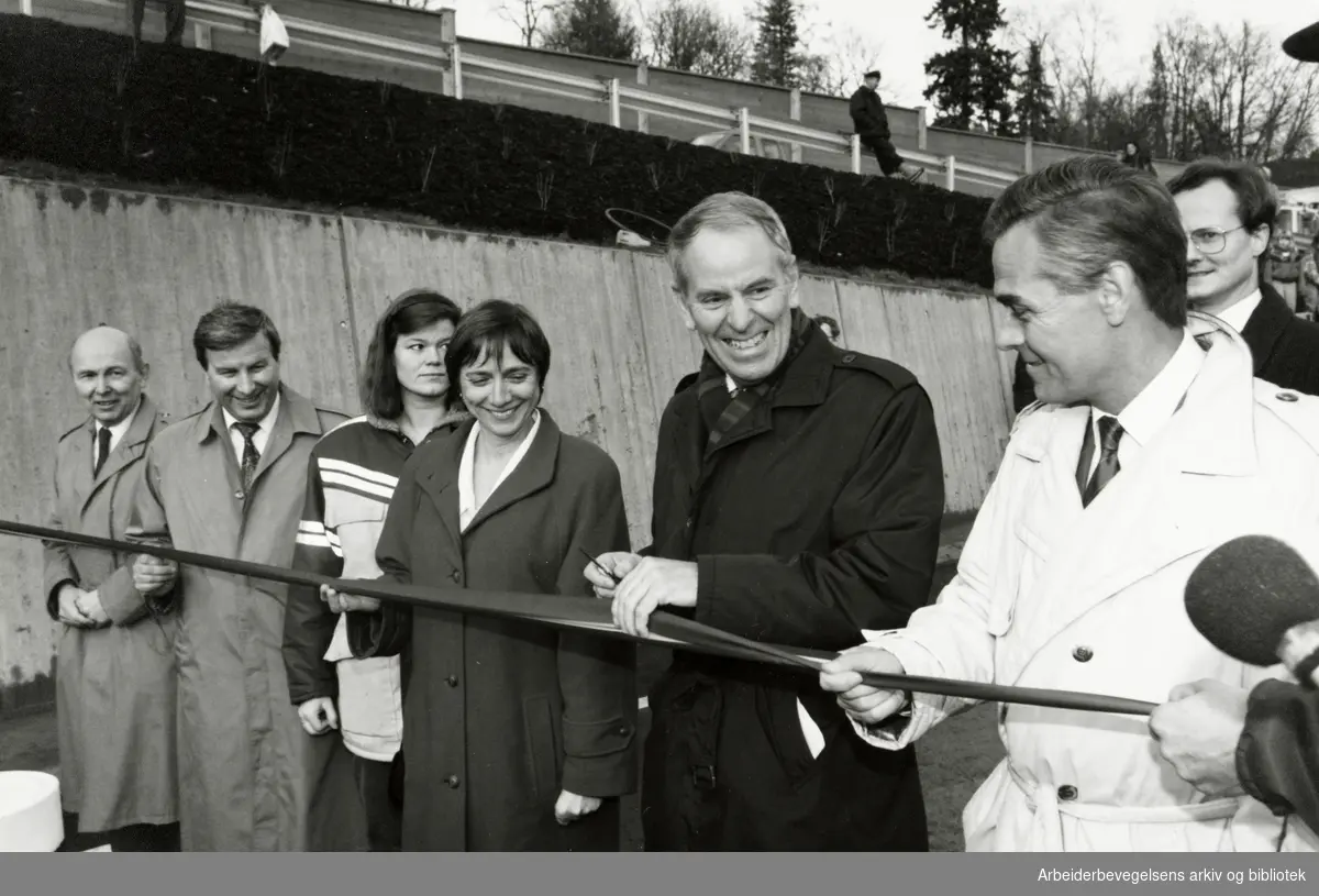 Granfosslinjen. Oslos ordfører Ann-Marit Sæbønes og samferdsesminister Kjell Opseth åpnet den nye tunnelen.12. desember 1992