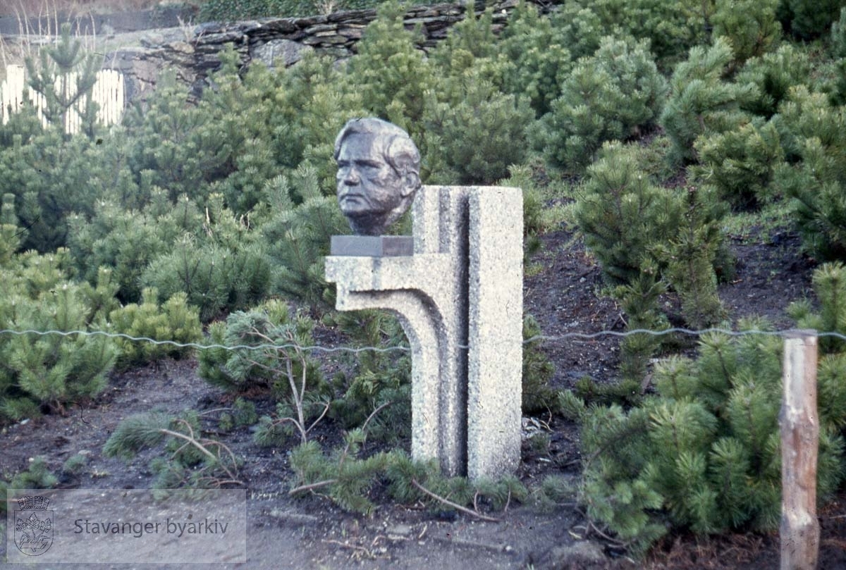 Theodor Dahl, byste .Skulptur av Hubert Wilfan